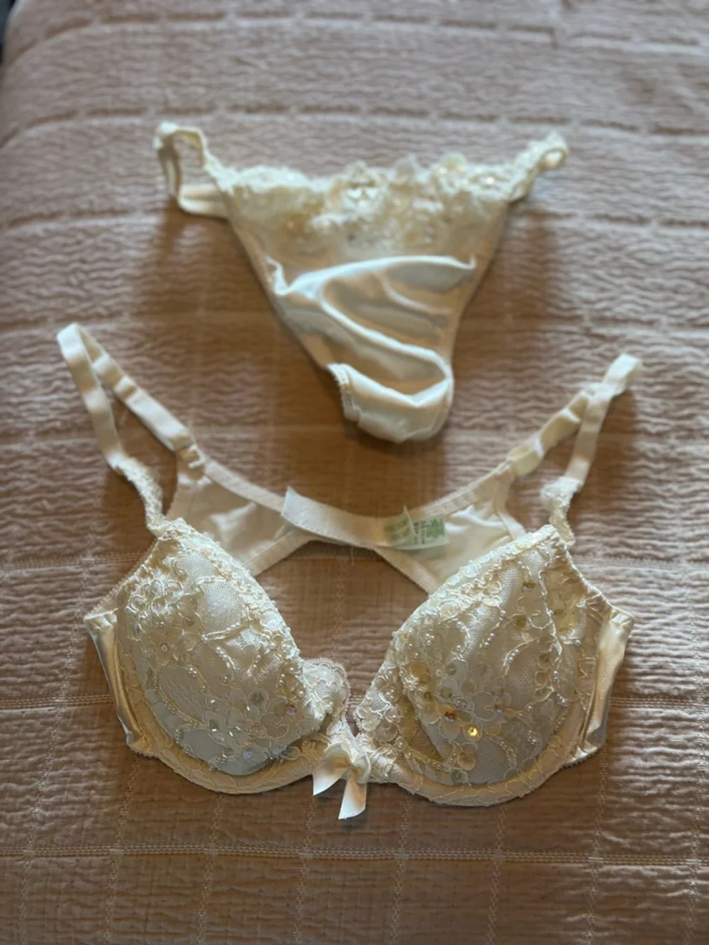 Victoria's Secret Cream Lace Sequin 36 B Bra & L Thong Set - Picture 1 of 7